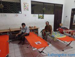 Tempat Tidur Terendam, Warga Pilih Mengungsi di Posko Banjir