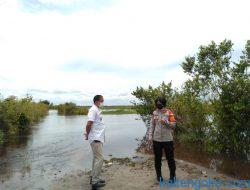 Kapolsek Sebangau Pantau Banjir di Kelurahan Bereng Bengkel