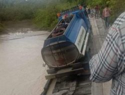 Dilintasi Truk Tangki, Jembatan Sei Rawi di Gunung Mas Ambruk