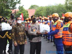 Tim SAR Polda Kalteng Distribusikan Bansos untuk Warga Terdampak Banjir