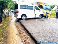 Hilang Kendali, Mobil Luxio Hantam Truk, Sopir Patah Tulang, Penumpang Luka-Luka