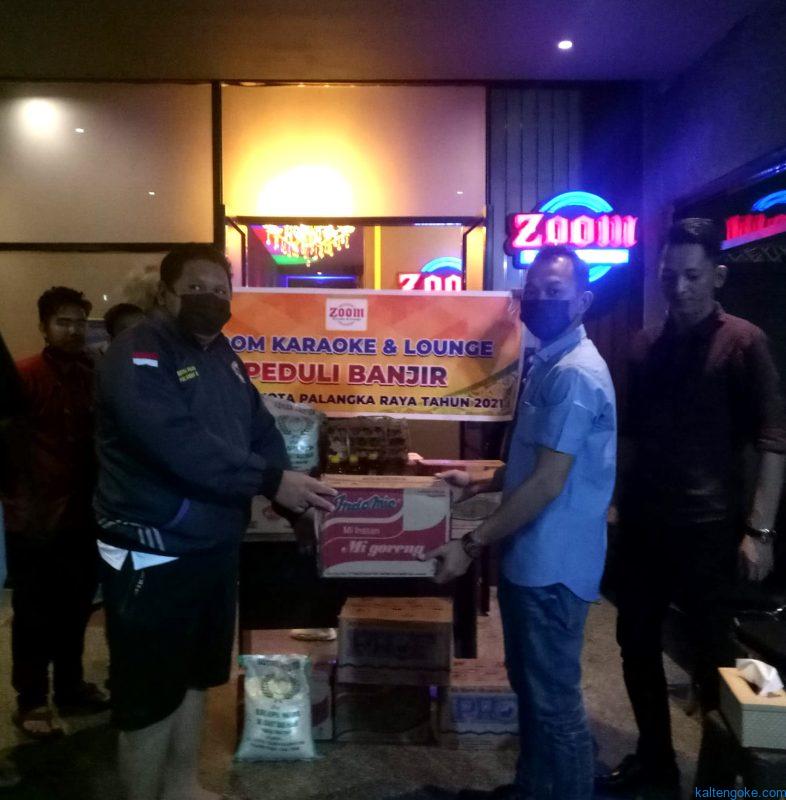 Peduli Korban Banjir, Zoom Karaoke Palangka Raya Serahkan Bantuan