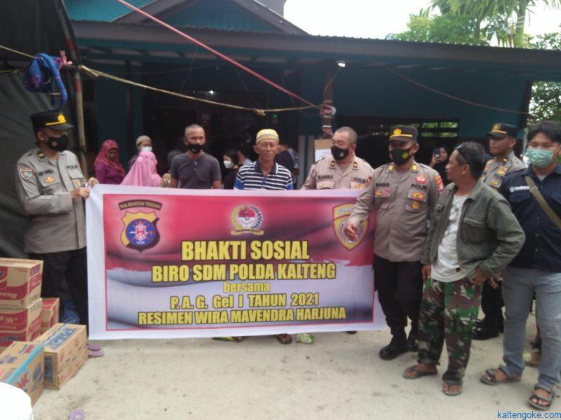 Resimen WMH Setukpa Polri Bersama Biro SDM Polda Kalteng Bagikan Bansos ke Masyarakat Terdampak Banjir