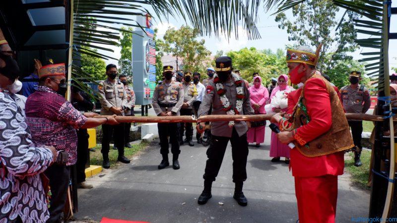 Kunker ke Polres Seruyan, Kapolda Kalteng Disambut Prosesi Adat Potong Pantan