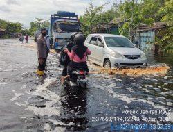 Banjir Merendam Ruas Jalan Trans Kalimantan Desa Tumbang Nusa