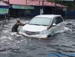 Nekat Terobos Banjir dengan Arus yang Deras, Sopir Kewalahan Kendalikan Mobilnya