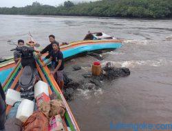 Terjang Riam Taksi Motor Tenggelam