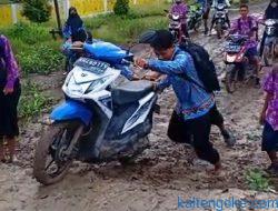 Pelajar Berjibaku di Tengah Jalan Berlumpur, Tak Jarang Harus Terjatuh