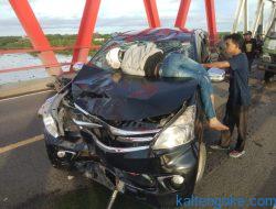 Adu Banteng, Pemotor Mendarat di Atas Mobil