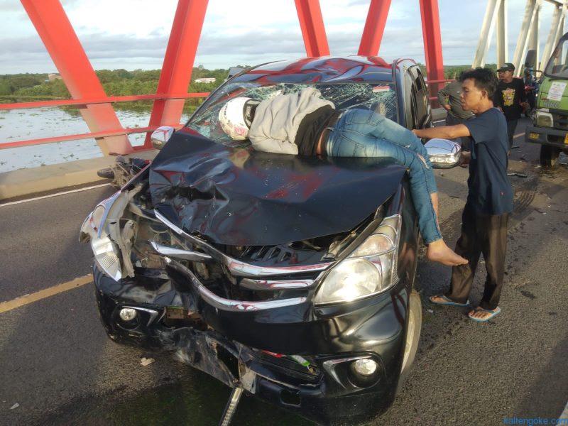 di atas mobil