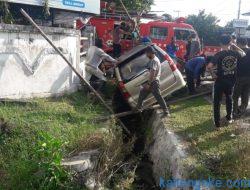 Mobil Terperosok di Selokan, Pemilik Minta Bantu ke Call 112 Palangka Raya