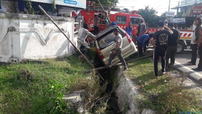 mobil terperosok