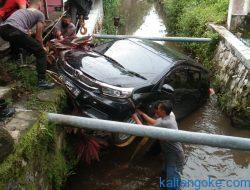 Gagal Kabur Mobil Nyungsep ke Parit