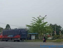 Warga Resah, Truk Bermuatan Berat Parkir di Kawasan Taman Penyang Pangarangsang