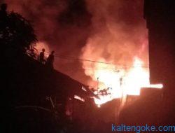 “Si Jago Merah” Ngamuk Kompleks Ponton Berkobar