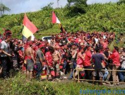 Ratusan Pasukan Merah TBBR Mura “Menyerbu” Kamp PT Adaro