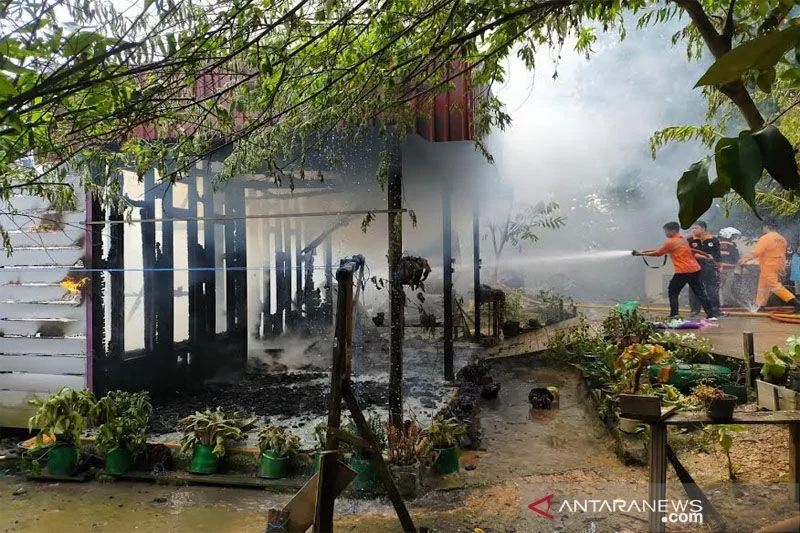 Kebakaran di Gang Temenggung Roing, Jalan Brigjen Katamso, Km 2, RT 28 , Kelurahan Melayu Muara Teweh, Kabupaten Barito Utara. Foto: ANTARA/HO-BPBD Barito Utara.