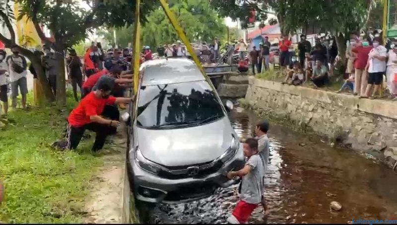 mobil tercebur