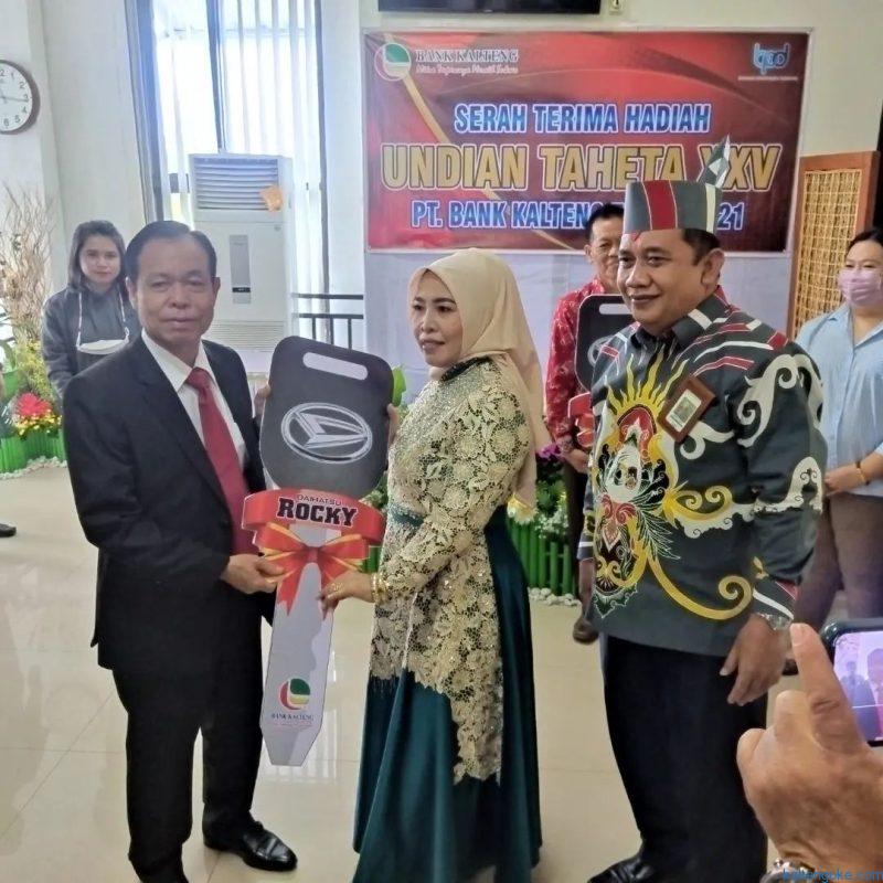 Bupati Serahkan