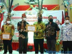 Dua Wamen RI Dianugerahi Gelar Adat Dayak Siang