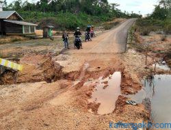 Ruas Jalan Simpang SMA 3 di Murung Raya Terancam Putus