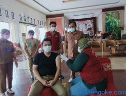 Putus Rantai Penularan Covid-19, Bupati Bartim Divaksinasi Booster