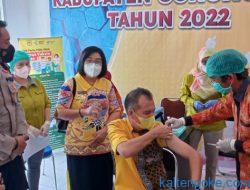 Bupati Gunung Mas Menerima Suntikan Vaksin Booster