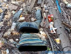 Mayat Berkemeja Loreng dan Bercelana Jeans Mengapung di Sungai Katingan
