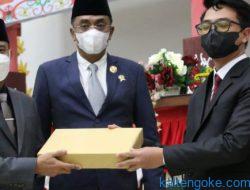 Wali Kota Berikan Cendera Mata kepada Keluarga Almarhum Riduanto