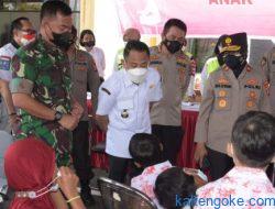 Wali Kota Palangka Raya Berikan Hadiah kepada Anak-anak Peserta Vaksin