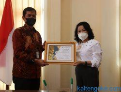 Bupati Pulpis Terima Anugerah Hapakat Eward dari PJPb Kalteng