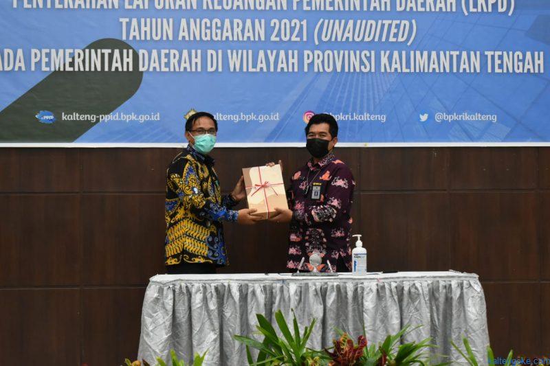 Wabup Serahkan Laporan