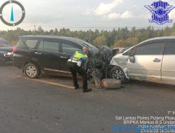Tiga Mobil Adu Kuat di Atas Jembatan Tumbang Nusa