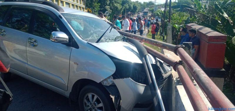Ngantuk, Sopir Tabrak Pembatas Jembatan