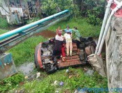 Tabrak Pembatas Jalan Mobil Nyemplung ke Sungai
