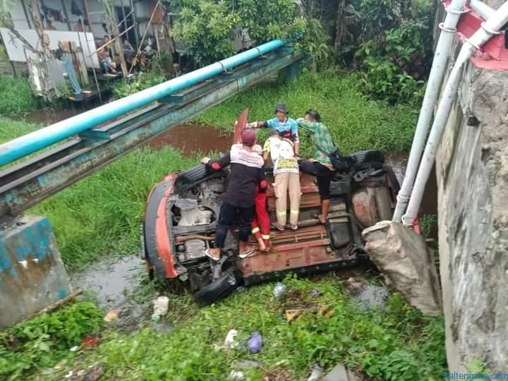 Tabrak Pembatas Jalan Mobil Nyemplung ke Sungai