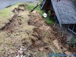 Tanah Longsor Akibatkan Jalan Retak dan Satu Rumah Rusak