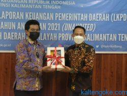 Wali Kota Palangka Raya Serahkan LKPD Tahun 2021 kepada BPK RI