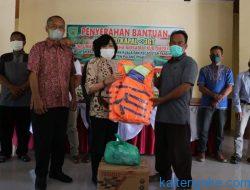 Bupati Pulang Pisau Serahkan Bantuan Alat Tangkap Ikan