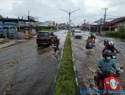 Banjir Dadakan Ruko Sepi Pengunjung
