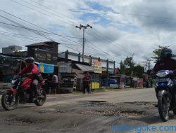 Warga Keluhkan Jalan Rusak yang Kerap Picu Kecelakaan