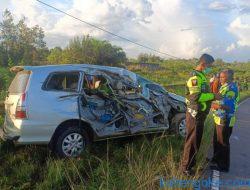 Lakalantas di Tikungan Tajam, Penumpang Innova Tewas