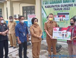 Bupati Serahkan Kartu Tani dan Alsintan kepada Petani di Gumas