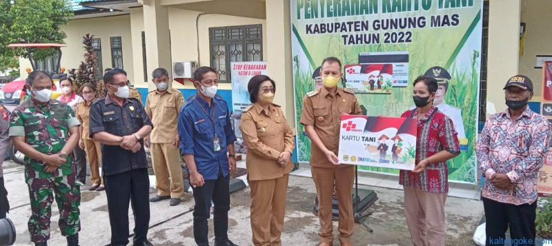 Bupati Serahkan Kartu