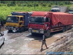 Truk Fuso Bermuatan Kayu Log Amblas, Antrean Mengular Sepanjang 5 Km