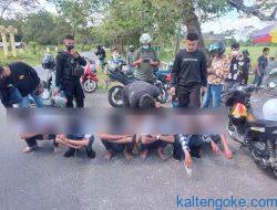Bubarkan Aksi Tawuran Siswa, Polisi Temukan Alat Kontrasepsi dan Sajam