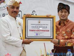 Berkunjung ke Bali, Wali Kota Palangka Raya Terima Piagam Kehormatan Adat