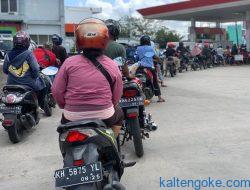 Demi Mengisi Pertalite, Warga Rela Ngantre Sebelum SPBU Buka