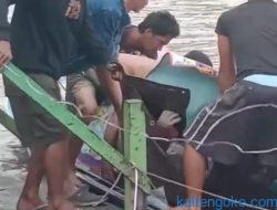 Warga Mantangai Mengapung di Sungai Muroi