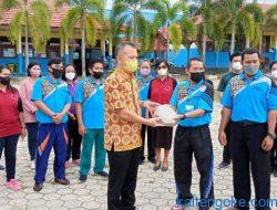 Berikan Bantuan Puluhan Ribu Paping ke SMPN 1 Kurun
